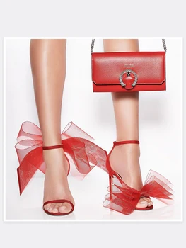 Slavenību pašā stilā asimetriska loku sandales 2022. gada pavasarī un vasarā jaunu un seksīgu vienu vārdu, ar atvērtu purngalu duncis papēži